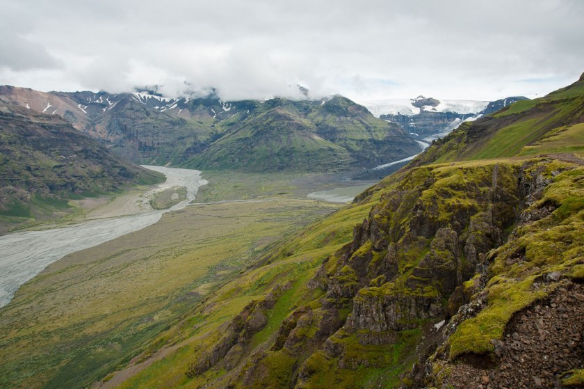 Im Südosten Islands erstrebt sich der Skaftafell Nationalpark